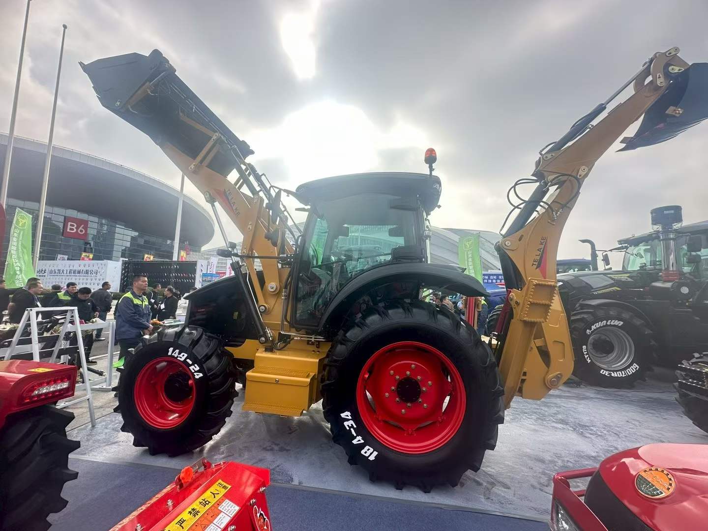 Agricultural tractor equipment fitted with KUNLUN tires